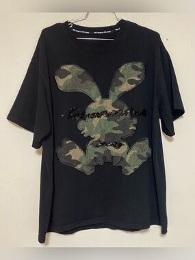 Men Black Short-Sleeve Tee with Camouflage Bunny Applique